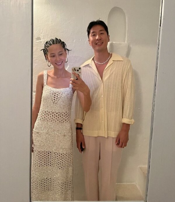 Kim Na-young wearing a white crochet dress