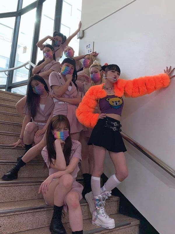 choi yena and dancers on MuBank stairs
