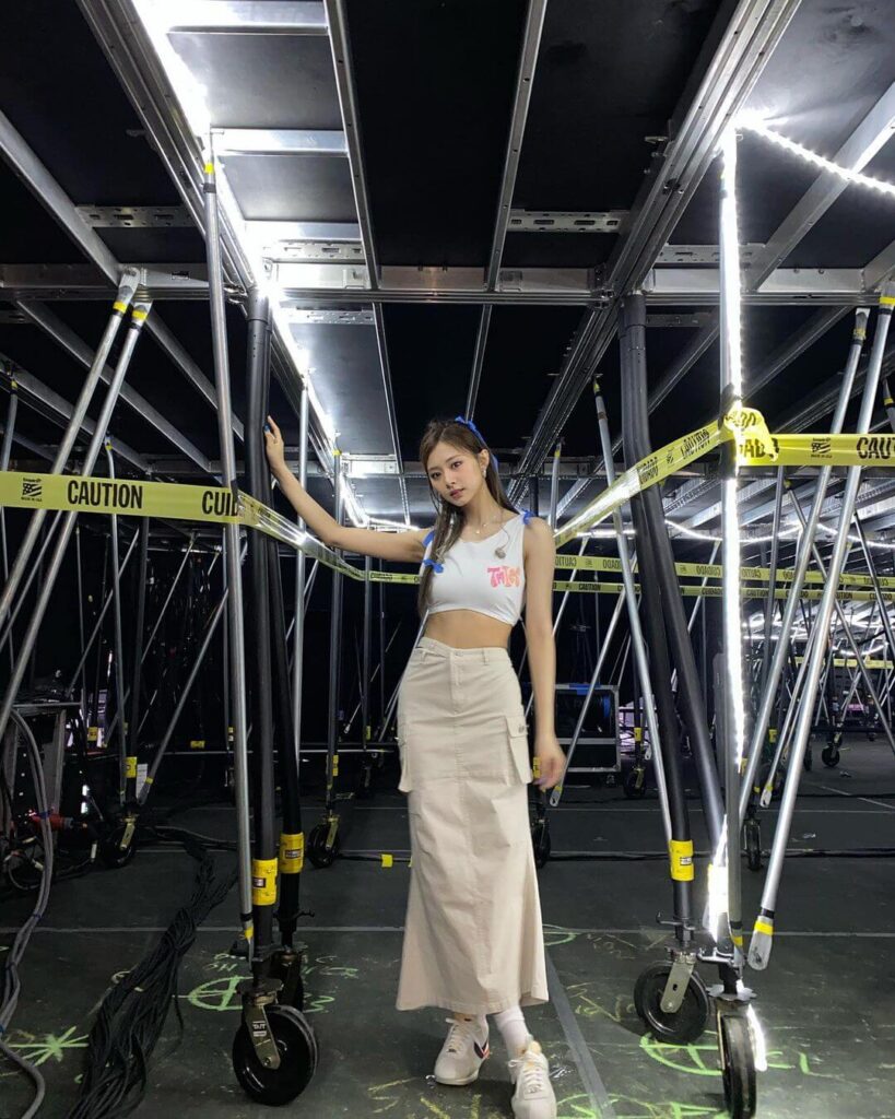 Tzuyu long skirt backstage